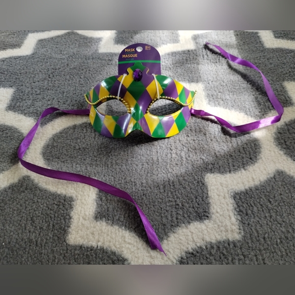 New Mardi Gras Mask /Masquerade - Picture 2 of 6